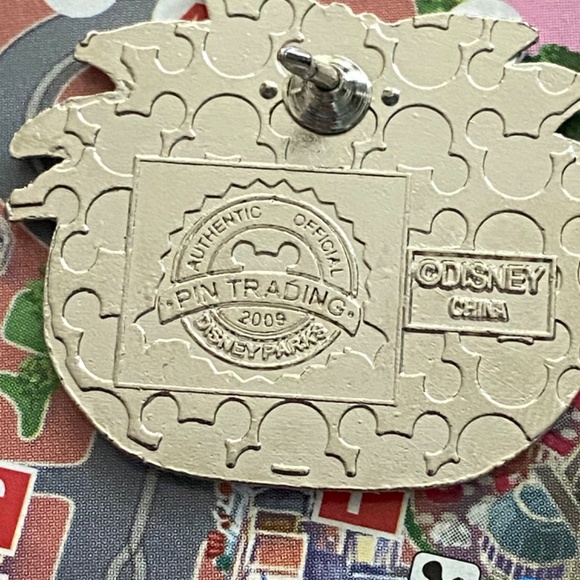 Disney club penguin yellow puffle pin - Picture 3 of 3